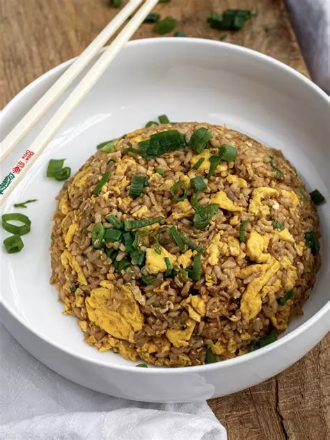 Riz jaune sauté aux œufs et ciboulettes